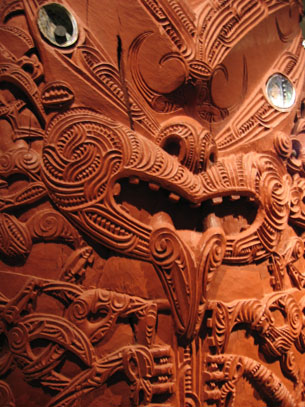 Sculpture sur bois, art typique Maori