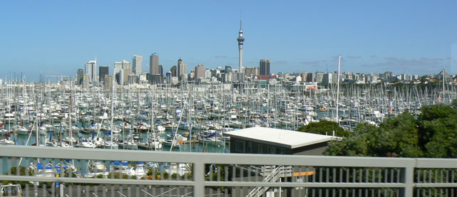 Vue d'Auckland depuis le Harbour Bridge, on aperçoit le grand port
