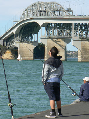 Les pêcheurs sont près du Harbour Bridge