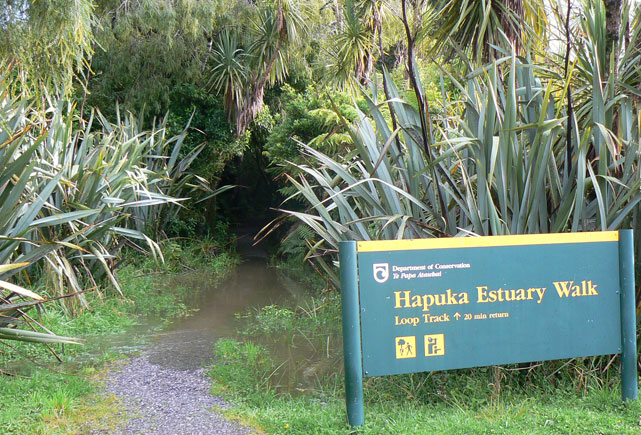 panneau Hapuka Estuary sur l'entrée du chemin, c'est effectivement inondé !