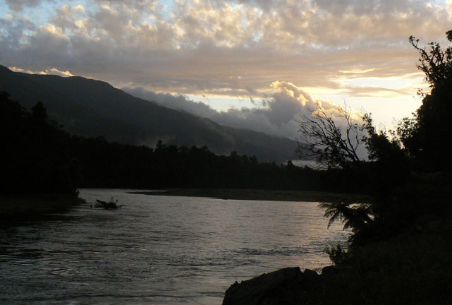 Cascade River : les montagnes encore un peu éclairées derrière la rivière