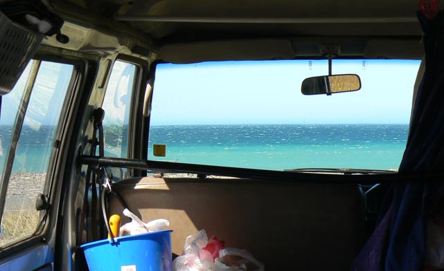 La plage de Wainuiomata depuis l'intérieur du van