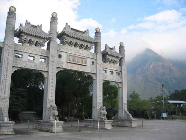 Tian Tan Buddha Statue - l'entrée d'un temple