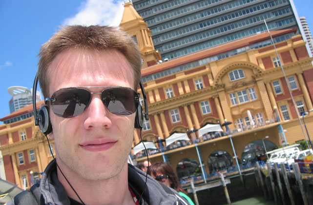 Sur le Ferry au départ d'Auckland, le Ferry Building en orange