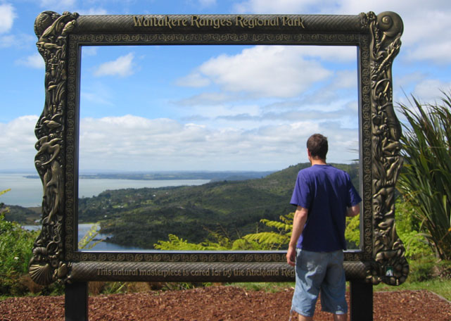 Seb devant les Waitakere Ranges
