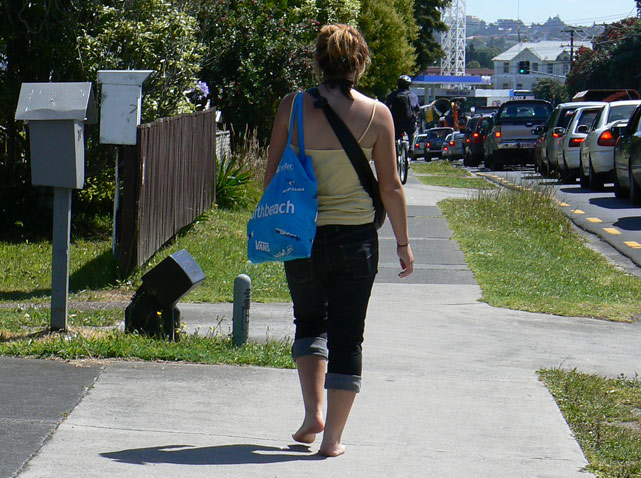 Ici les filles marchent souvent pieds nus en pleine ville