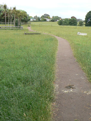 Le chemin à travers les enclos, autour du domaine