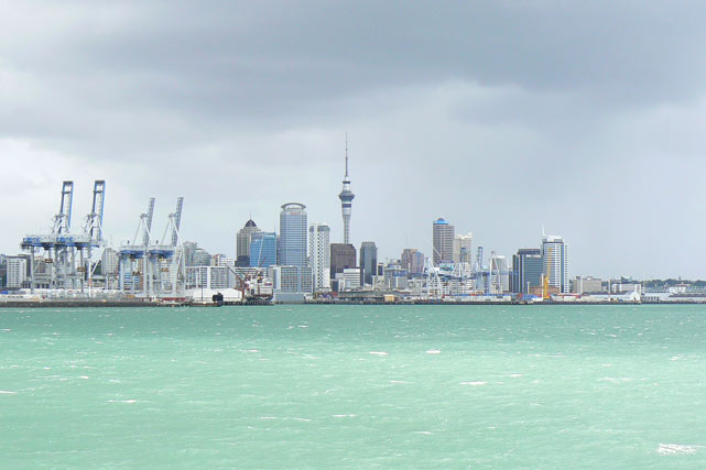 Auckland dans mon dos, on voit bien le soleil dans l'eau sous un ciel pourtant sombre!
