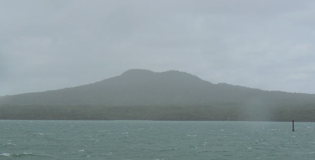 Et devant moi Rangitoto Island, fait moins beau hein ?