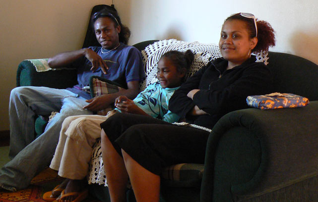 Ince, Nesta et Jo dans le salon