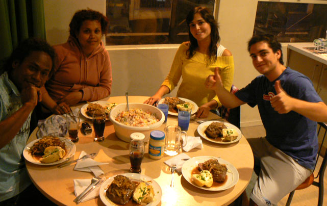 Une fois attablés, ça nous donne une belle assiette, peu d'entre nous vont finir la viande ce soir là ...