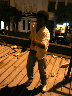 Lewis danse sur le toit!