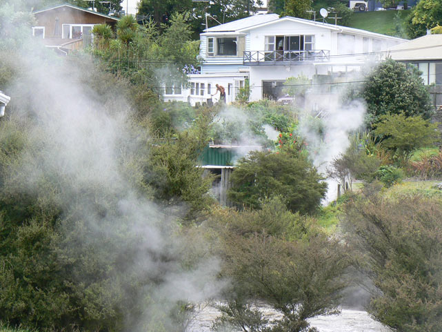 Rotorua - Ohinemutu - Fumée dans la rue