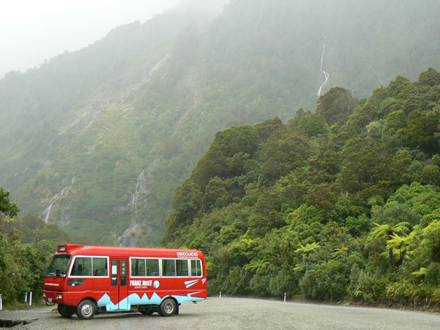 Car de tourisme devant Fox et Franz Josef Glaciers