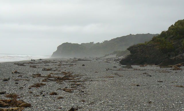 Ship Creek :Vue le long de la plage bruineuse