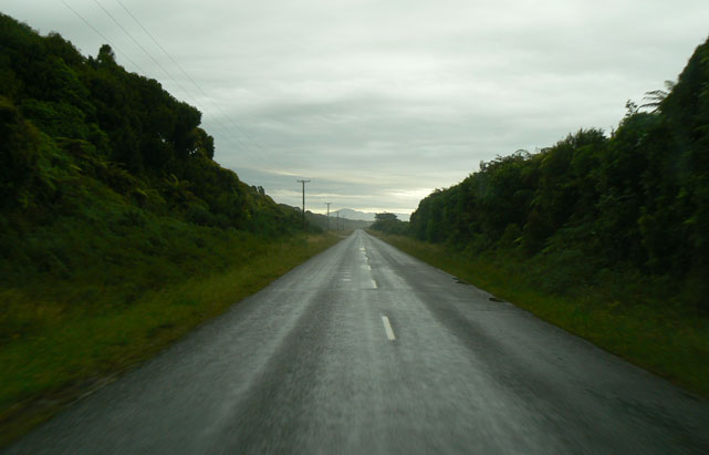 longue route mouillée, lumière dans le fond