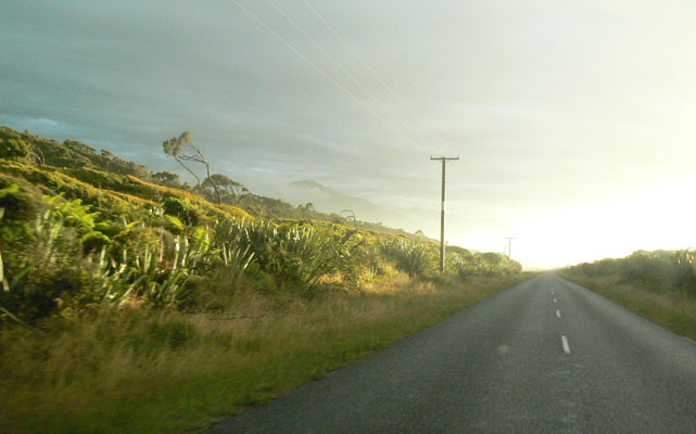 Lumière étrange du soleil couchant le long de la route