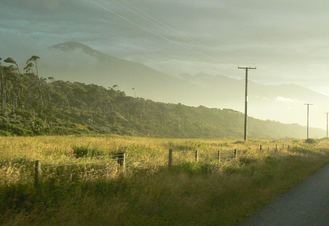 Lumière étrange du soleil couchant le long de la route