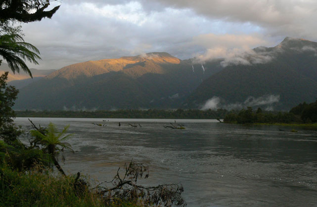 Cascade River : les montagnes encore un peu éclairées derrière la rivière