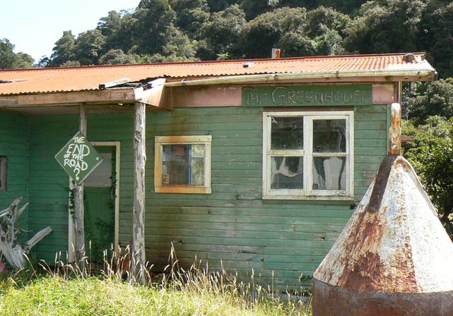 Jackson Bay / Okahu : vieille cabane en bois THE GREENHOUSE, the end of the road ?